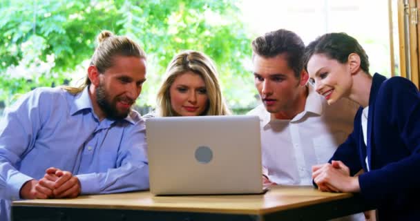 Amigos felices usando laptop — Vídeos de Stock