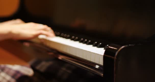 Средняя секция женщины, играющей на пианино — стоковое видео