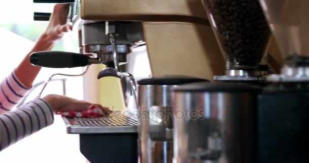 Camarera limpiando la máquina de café espresso con servilleta en la cafetería — Vídeo de stock