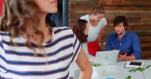 Ejecutivo de negocios sonriendo en la oficina — Vídeos de Stock