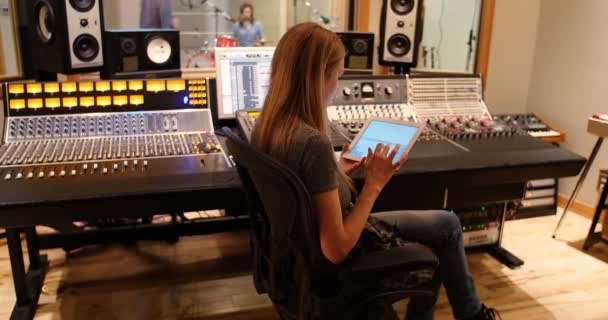 Audio engineer met sound mixer met behulp van digitale tablet — Stockvideo