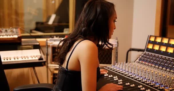 Аудиоинженеры-женщины с помощью звукового миксера — стоковое видео