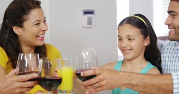 Familia feliz tostadas copas de vino — Vídeos de Stock