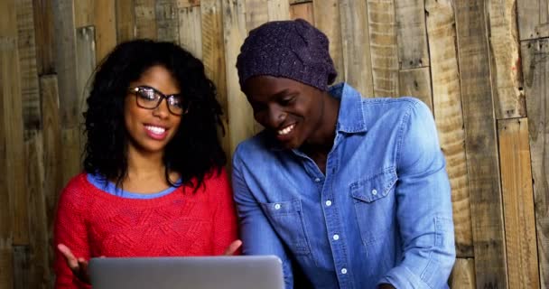 Paar interactie tijdens het gebruik van laptop — Stockvideo