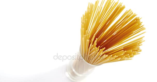 İçinde düzenlenmiş kap içinde pişmemiş spagetti — Stok video