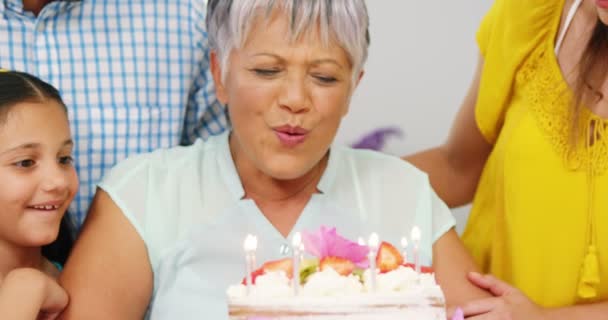 Familjen firar födelsedag — Stockvideo