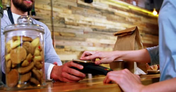 Mujer pagando factura a través de smartphone — Vídeo de stock