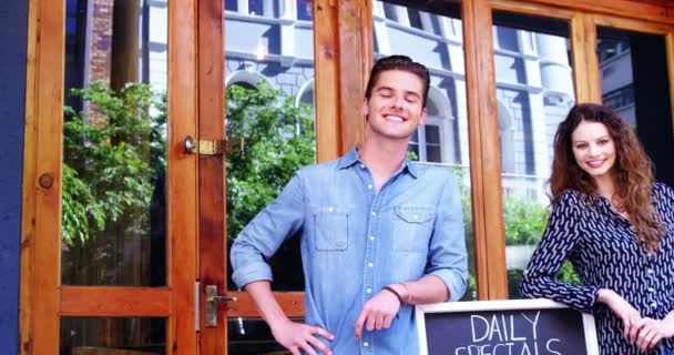 Couple debout à l'entrée du café — Video