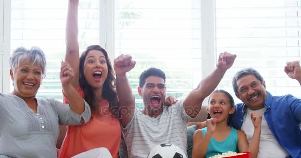 Familie sitzt auf Sofa und schaut Fußballspiel — Stockvideo