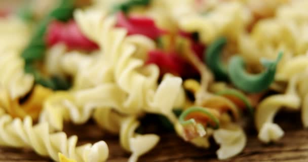 Närbild av olika gemelli pasta — Stockvideo