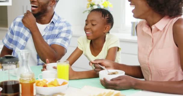 Familia feliz desayunando juntos — Vídeo de stock