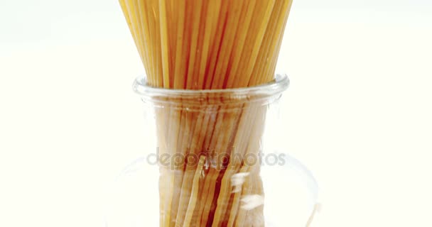 Raw spaghetti arranged in container — Stock Video