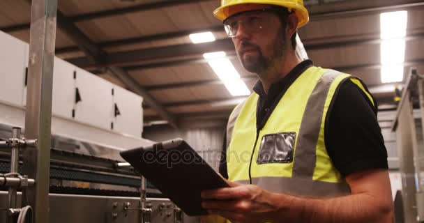 Engenheiro mantendo registro na área de transferência — Vídeo de Stock