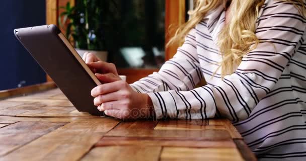 Frau benutzt digitales Tablet im Café — Stockvideo