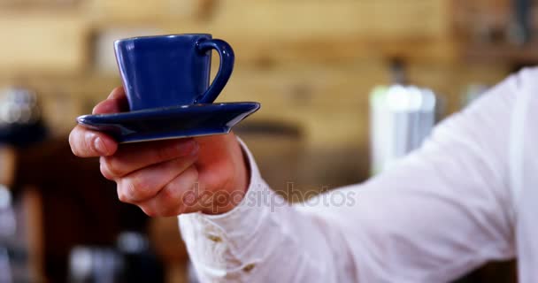 服务员向顾客提供咖啡中段 — 图库视频影像