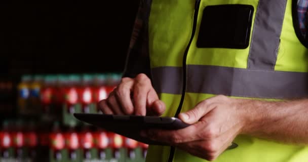 Trabalhador masculino usando tablet digital no armazém — Vídeo de Stock