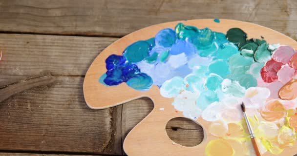 Aquarellfarbe mit Holzpalette und Pinsel — Stockvideo