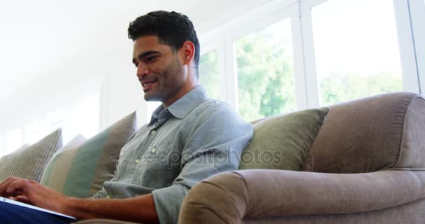 Boldog ember használ laptop, nappaliban — Stock videók