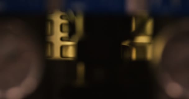 Close-up de máquinas de engarrafamento — Vídeo de Stock