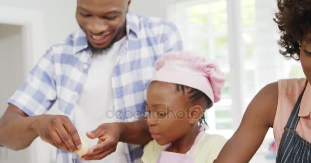 Glückliche Familie bereitet Essen in der Küche zu — Stockvideo