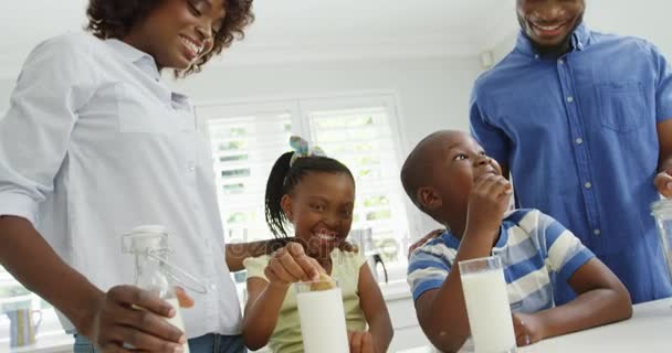 Kurabiye yemek ebeveynler çocuklarla — Stok video