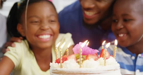 Familie viert verjaardag — Stockvideo