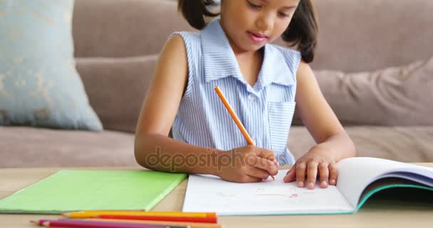 Девочка делает домашнее задание в гостиной — стоковое видео