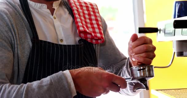 Kellnerin mit einem Stampfer, um gemahlenen Kaffee zu pressen — Stockvideo