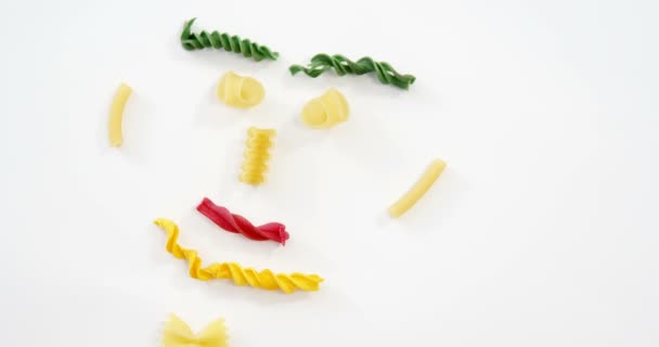 Menschliches Gesicht, das durch verschiedene Pasta geschaffen wurde — Stockvideo