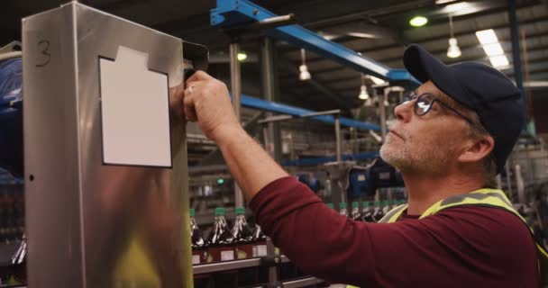 Arbeiter checken Maschine neben Produktionslinie — Stockvideo