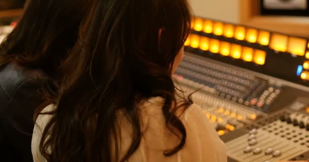 Engenheiros de áudio femininos usando misturador de som — Vídeo de Stock