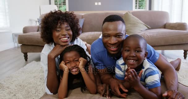 Gelukkige familie in de woonkamer — Stockvideo