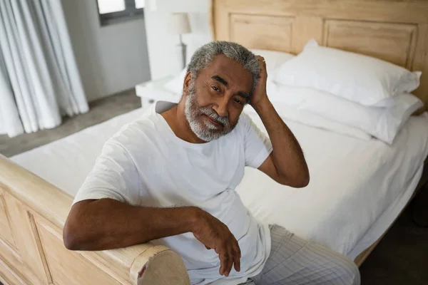 Hombre mayor relajándose en la cama en casa —  Fotos de Stock