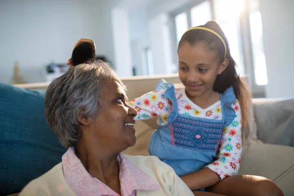 Nieta cepillando el pelo de sus abuelas — Foto de Stock