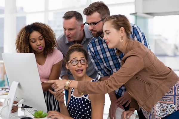 Executivos discutindo sobre computador no escritório — Fotografia de Stock