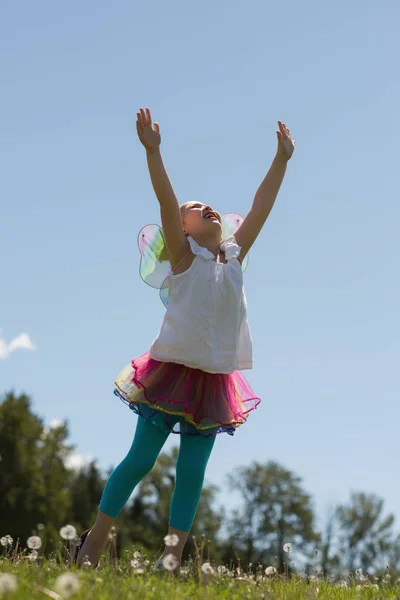 Glada flicka som leker i parken — Stockfoto
