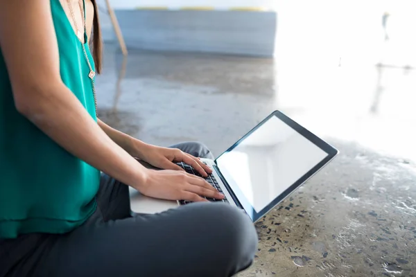 Eksekutif perempuan menggunakan laptop di kantor — Stok Foto
