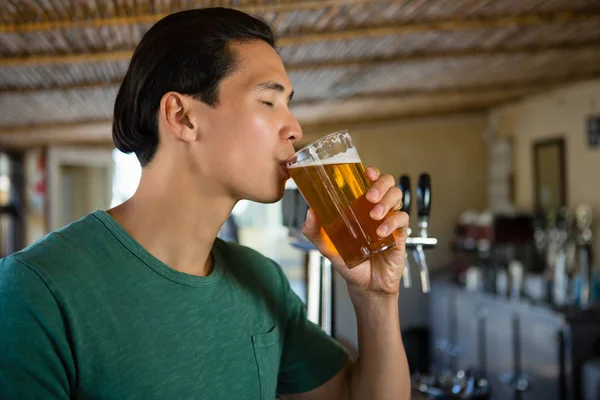 Homme buvant de la bière — Photo