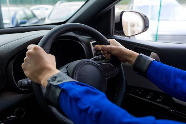 Vrouw test rijden in auto — Stockfoto