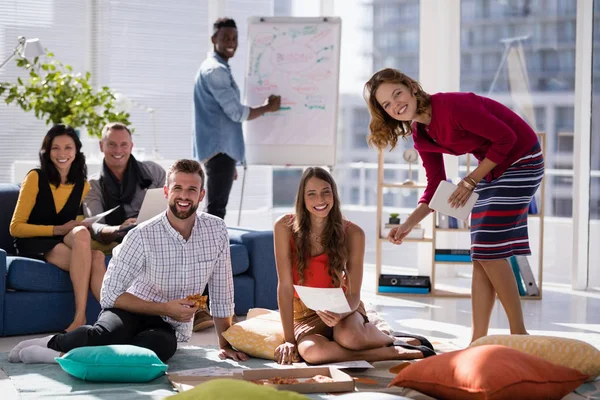 Ejecutivos felices trabajando juntos — Foto de Stock