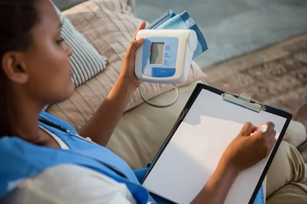 Médico segurando monitor de pressão arterial — Fotografia de Stock