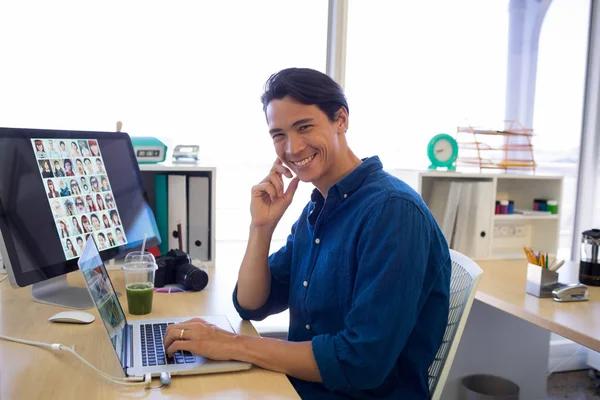 Ejecutiva masculina trabajando sobre portátil —  Fotos de Stock