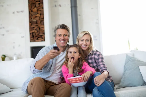 팝콘을 하면서 텔레비전을 시청 하는 가족 — 스톡 사진