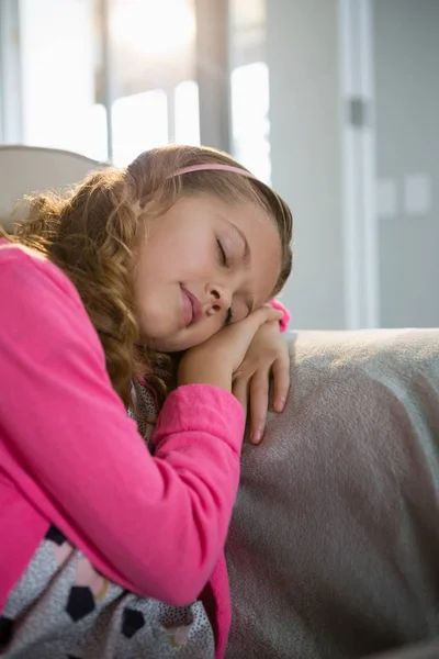 Ragazza che dorme sul divano in soggiorno — Foto Stock