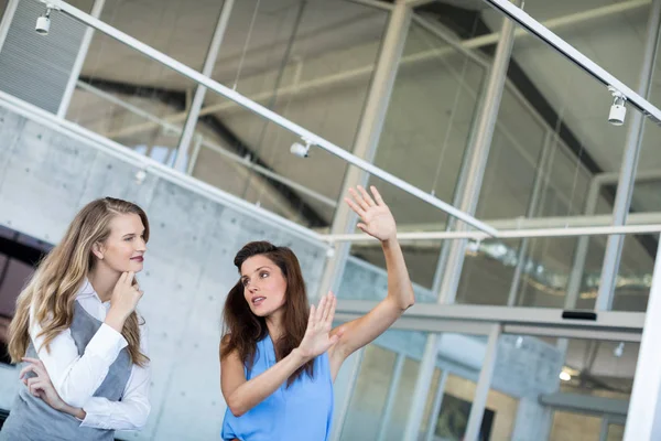Female executives interacting with each other — Stock Photo, Image