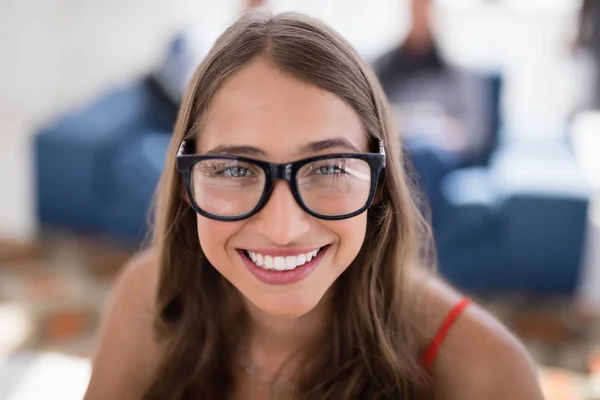 Mujer sonriente ejecutiva en la oficina —  Fotos de Stock