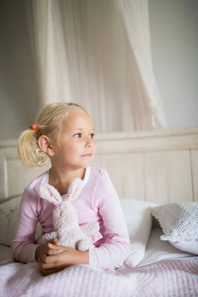 Menina relaxante na cama no quarto em casa — Fotografia de Stock