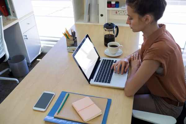 Eksekutif wanita bekerja melalui laptop — Stok Foto