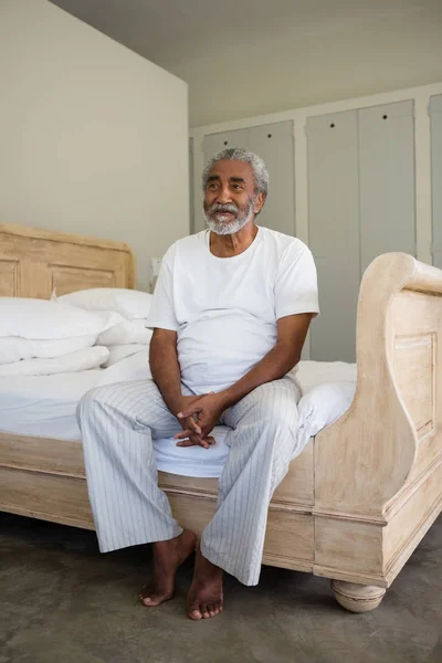 Senior man ontspannen op bed thuis — Stockfoto