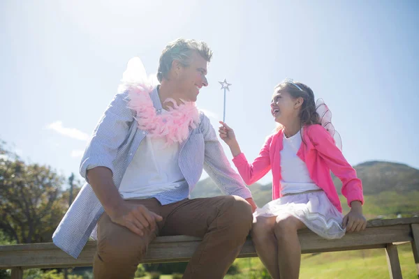 Datter og far i alvedrakt – stockfoto